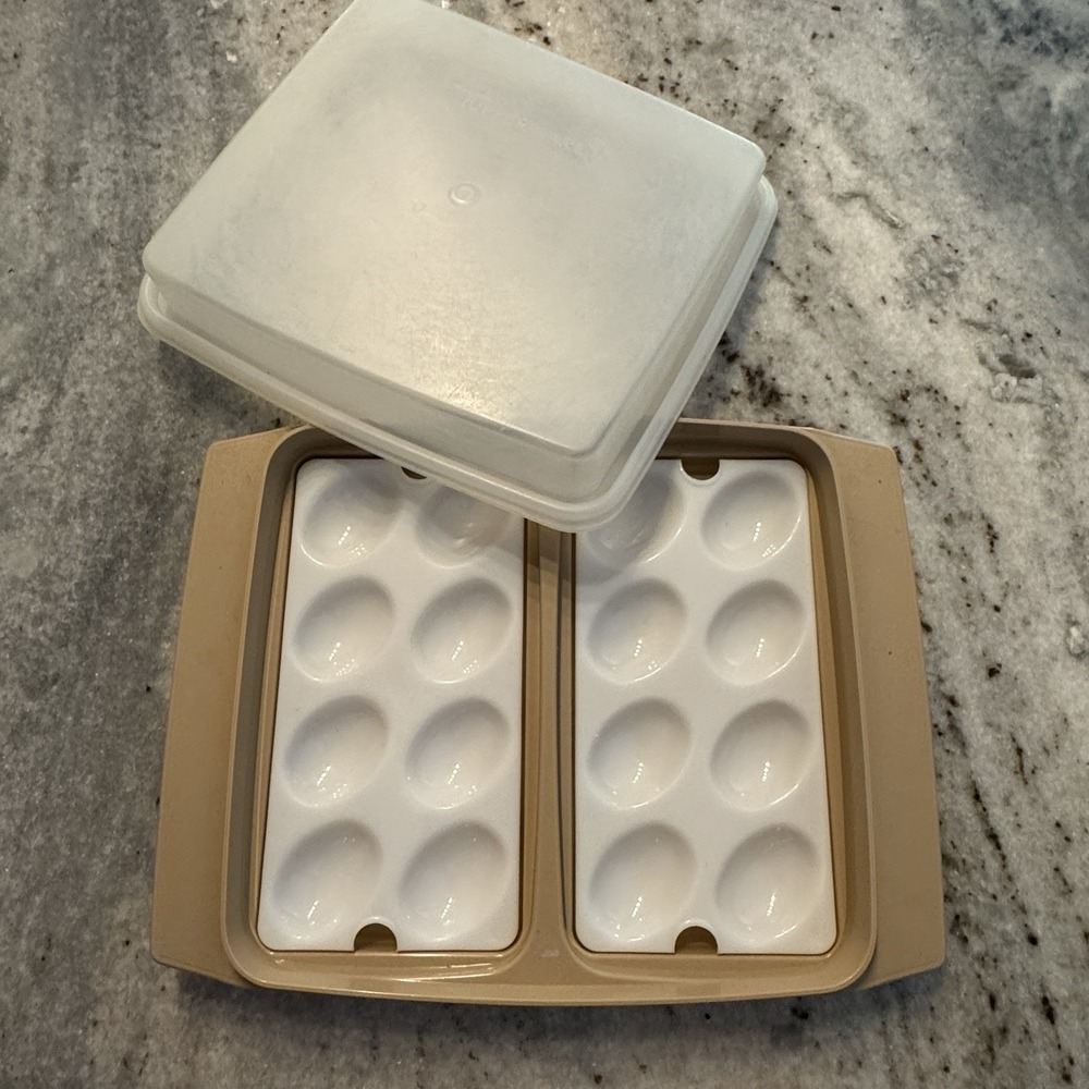 Vintage Tupperware Deviled Egg Keeper 723-2 Carrier With Lid & Egg Trays Tan
